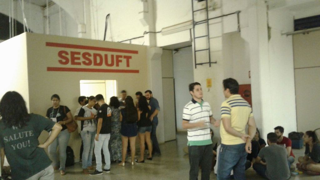 Divisão de votos entre professores, técnicos e alunos e o impedimento da apresentação dos candidatos em sala de aula é alvo de&nbsp;críticas