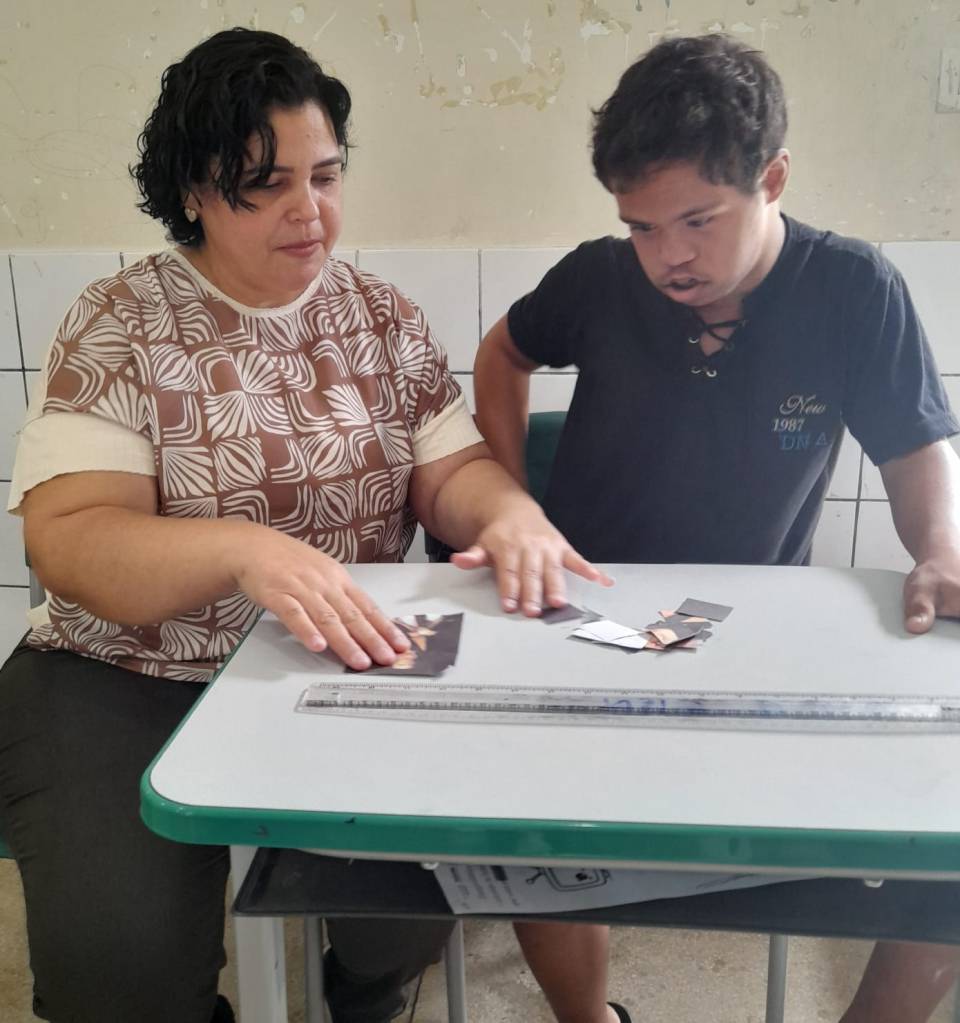 Nárcia Araújo atendendo o estudante Kaike Teixeira Santos, na escola Tancredo Neves