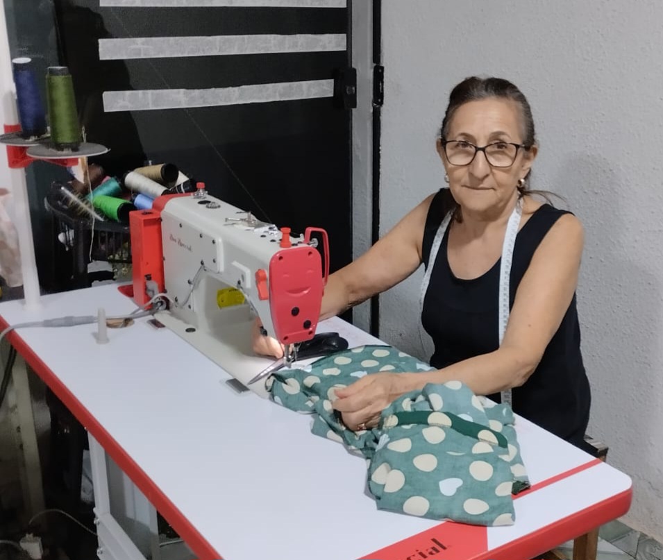 Entre agulhas e um sonho: costureira transforma paixão de infância em&nbsp;empreendimento